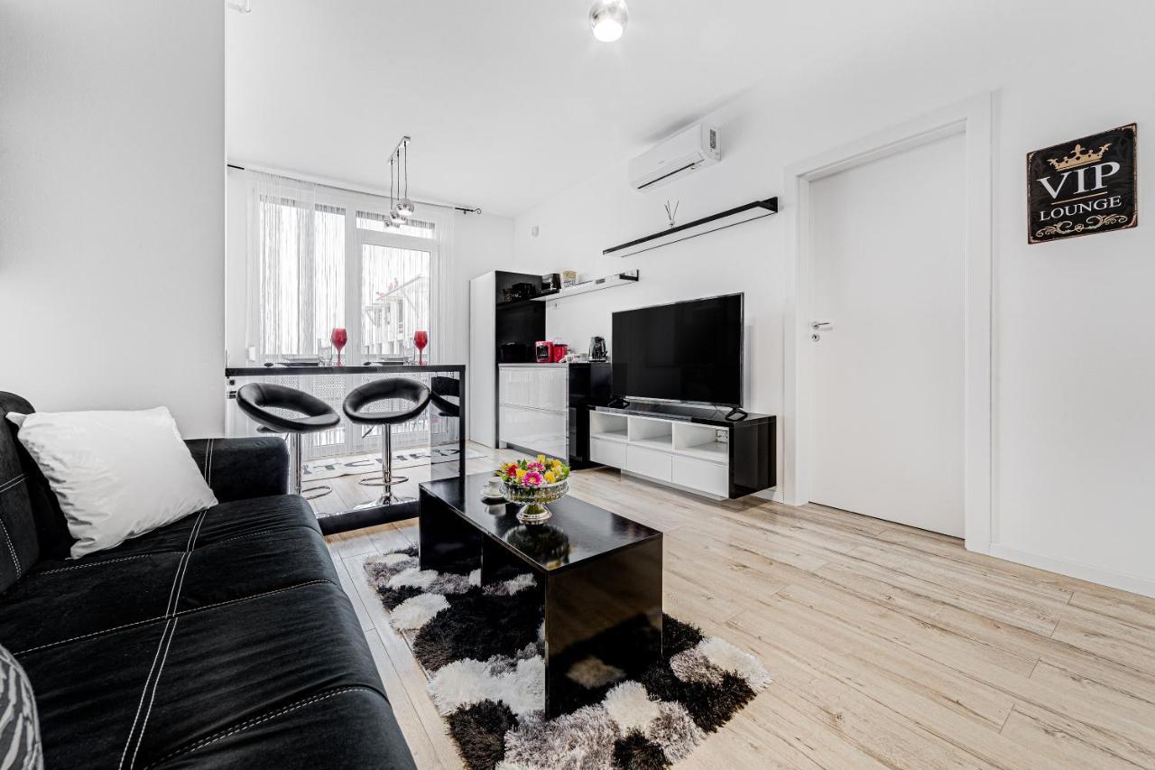 Ferienwohnung Ari Cinema Apartament With 2M Videoproiector Arad Exterior foto