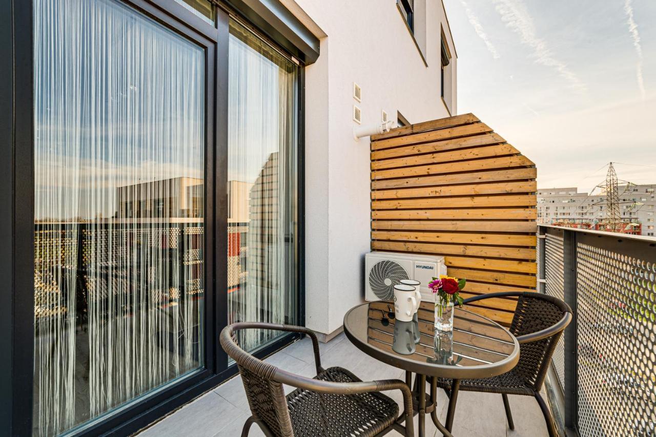 Ferienwohnung Ari Cinema Apartament With 2M Videoproiector Arad Exterior foto